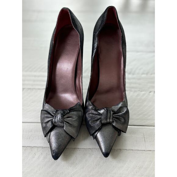 ✨ GUESS by Marciano Glamorous Metallic Pewter Bow Pumps ✨ - Picture 2 of 6
